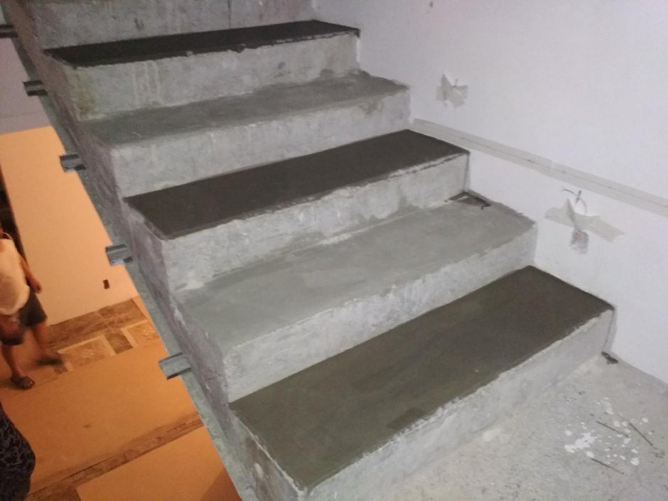 Выровнять бетонную лестницу