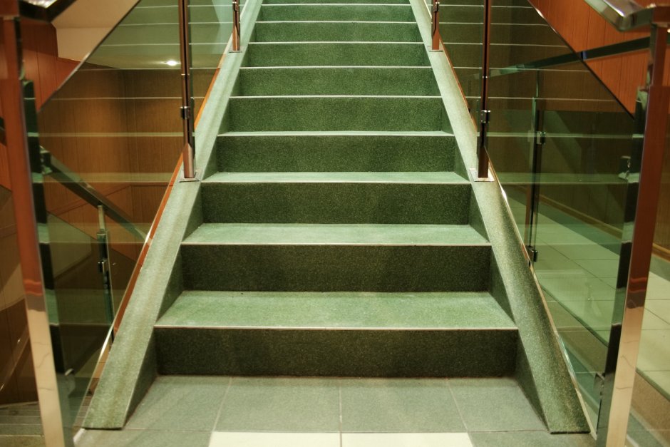 Наливной пол на лестнице