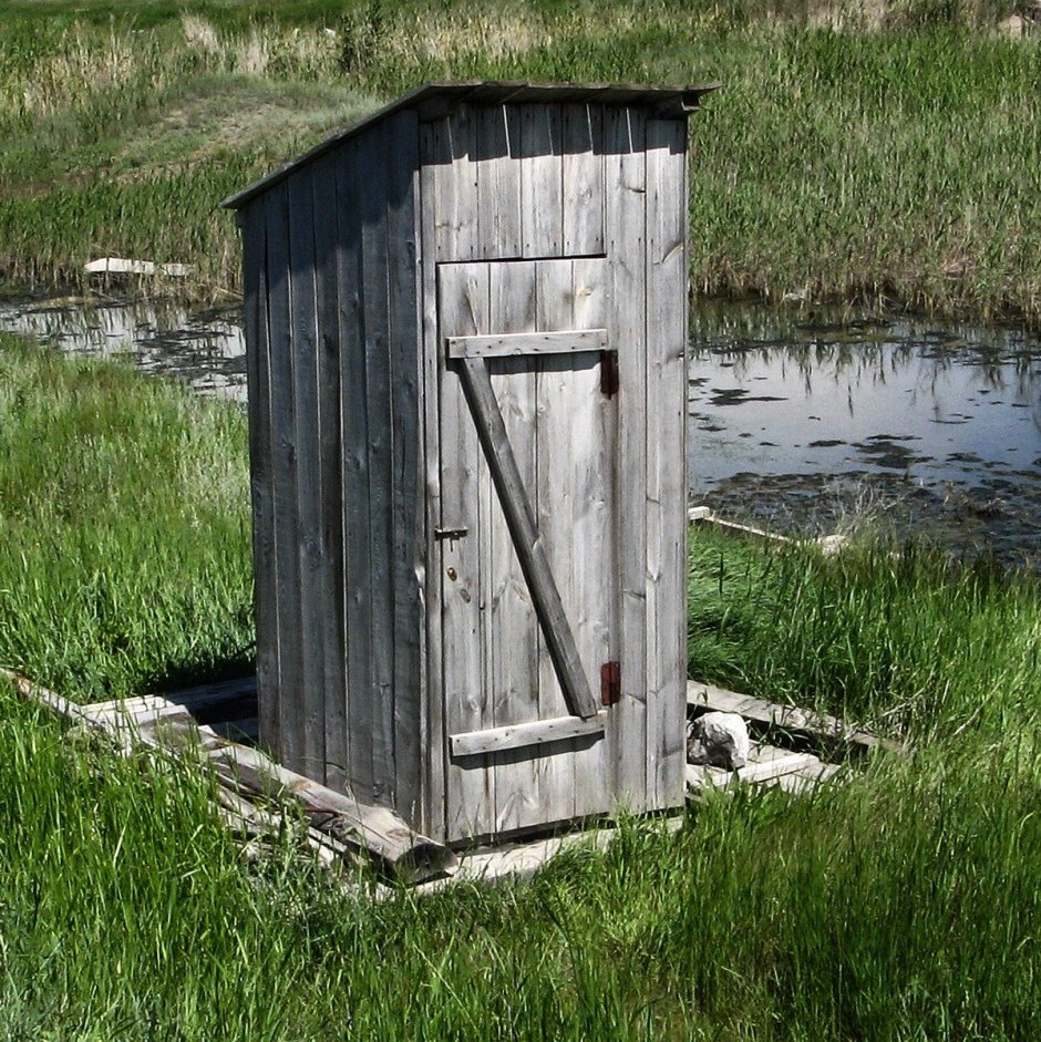 Старый деревянный туалет
