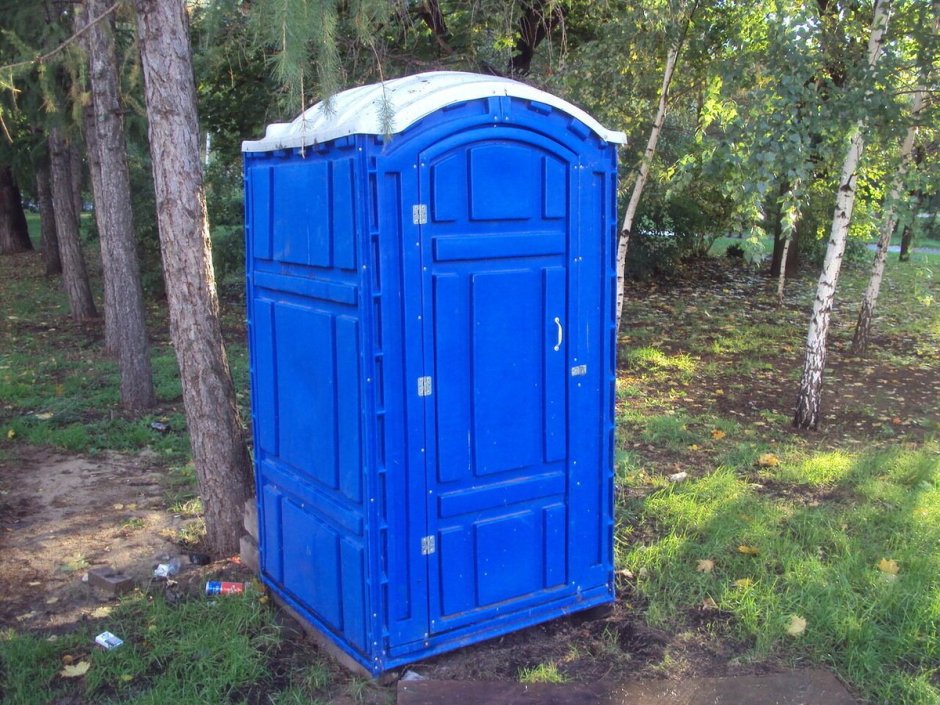 Синяя туалетная кабинка