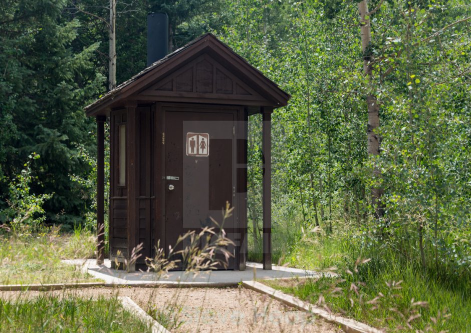 Уличный туалет в лесу