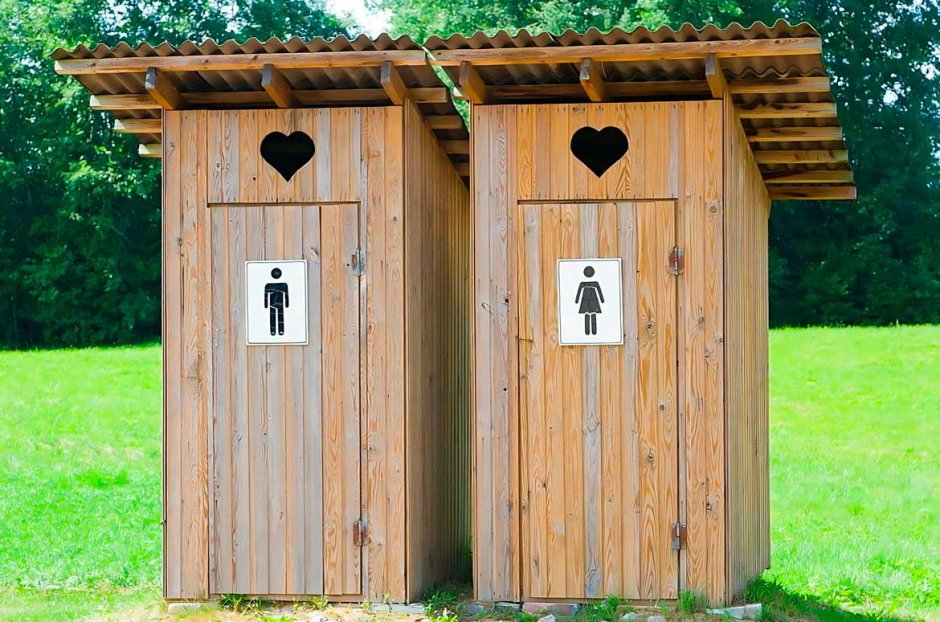 Деревенский уличный туалет