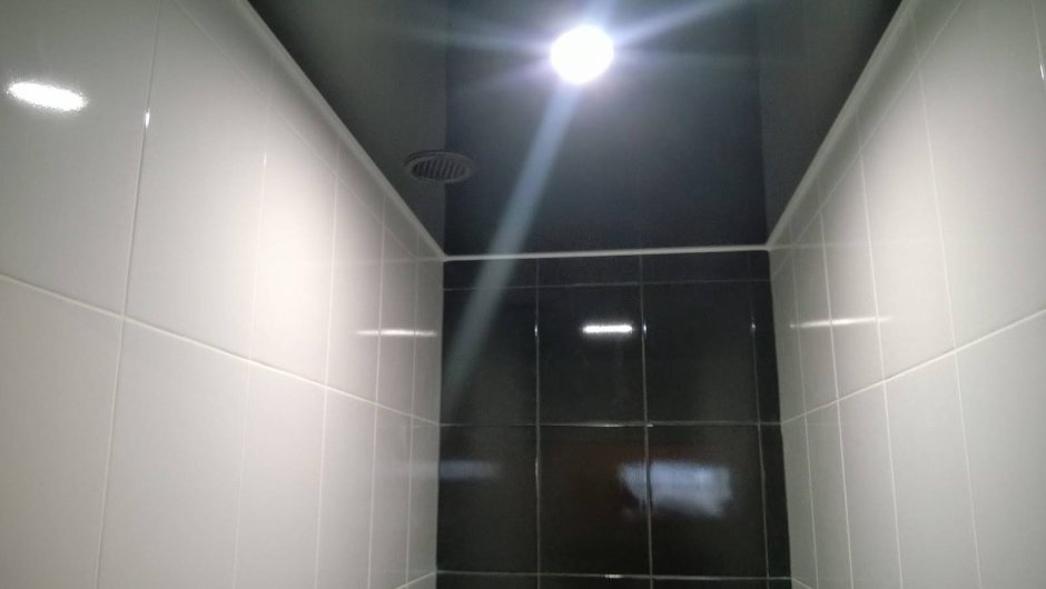 Натяжные потолки в ванной и туалете