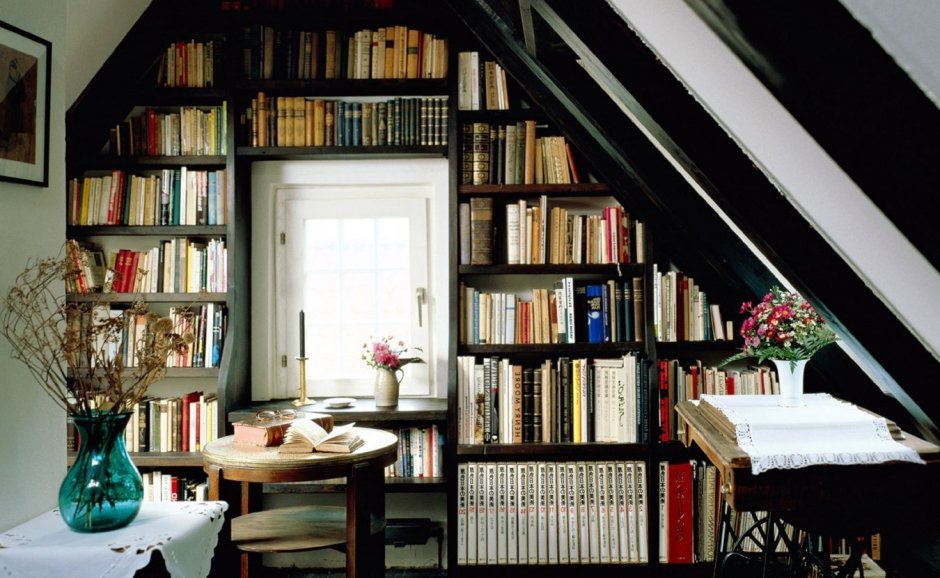 Книжные полки на мансарде