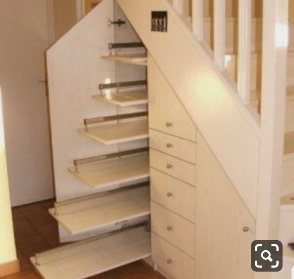 Наполнение шкафа под лестницей