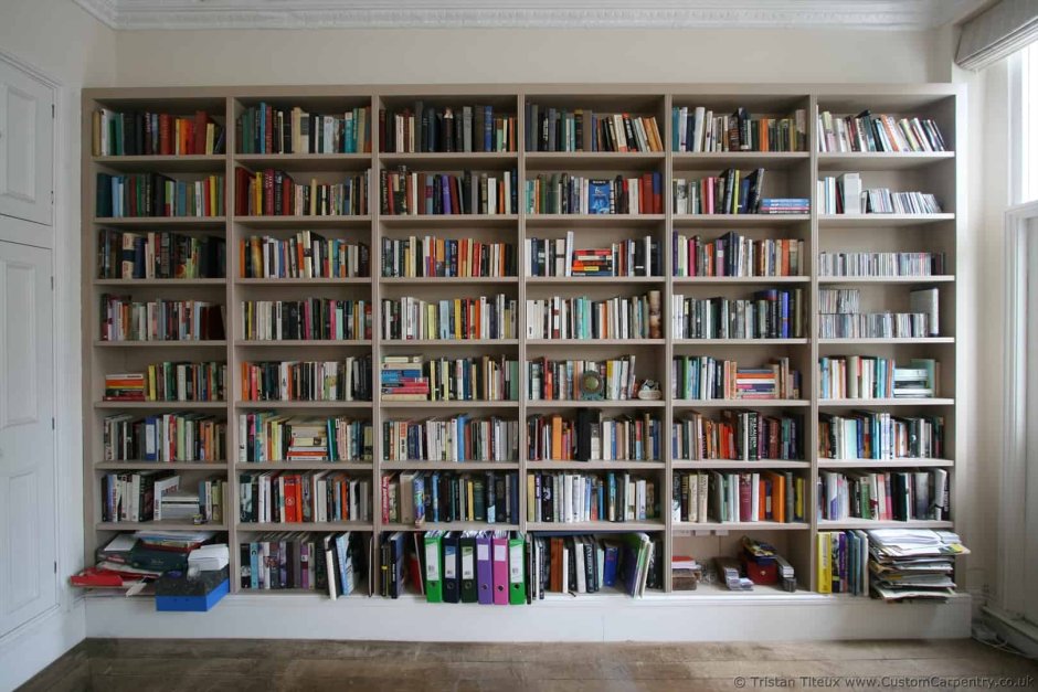 Книжные стеллажи в библиотеке