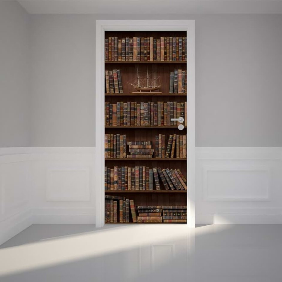 Книжная полка за дверью