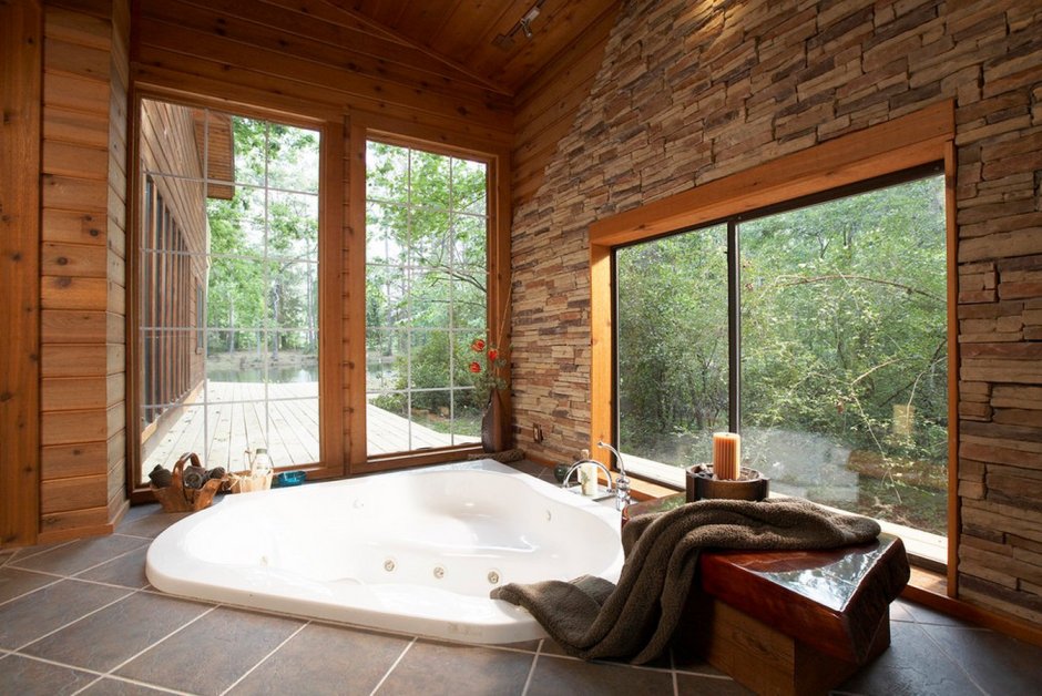 Ванная комната с панорамным окном и джакузи