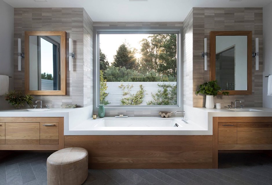 Стильная ванная с окном
