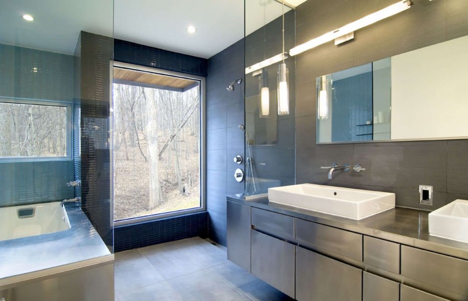Большая современная ванная комната с окном