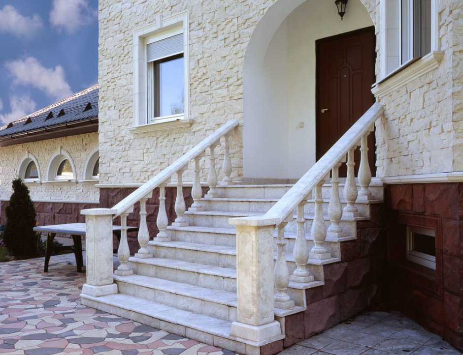 Лестница из камня в частном доме на улице