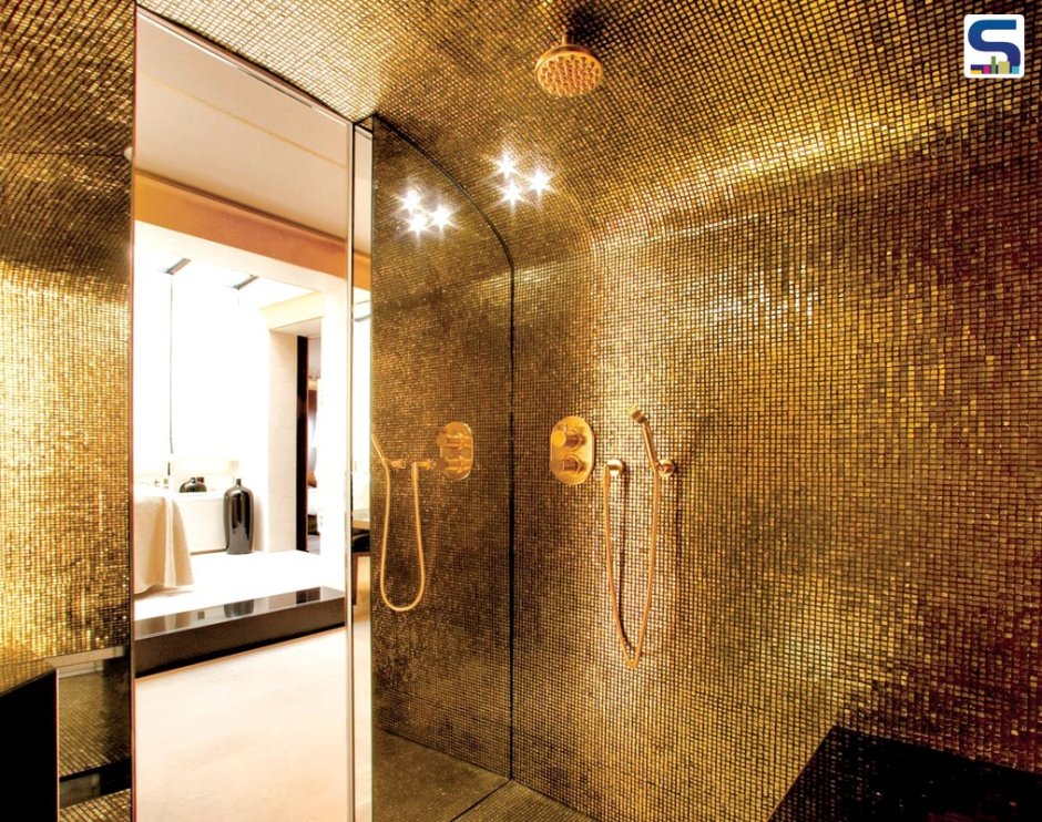 Мозаика под золото в ванной комнате
