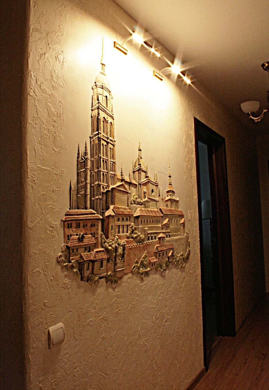 Барельеф в коридоре