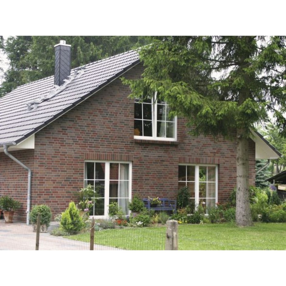 Дом коричневый кирпич с серой крышей