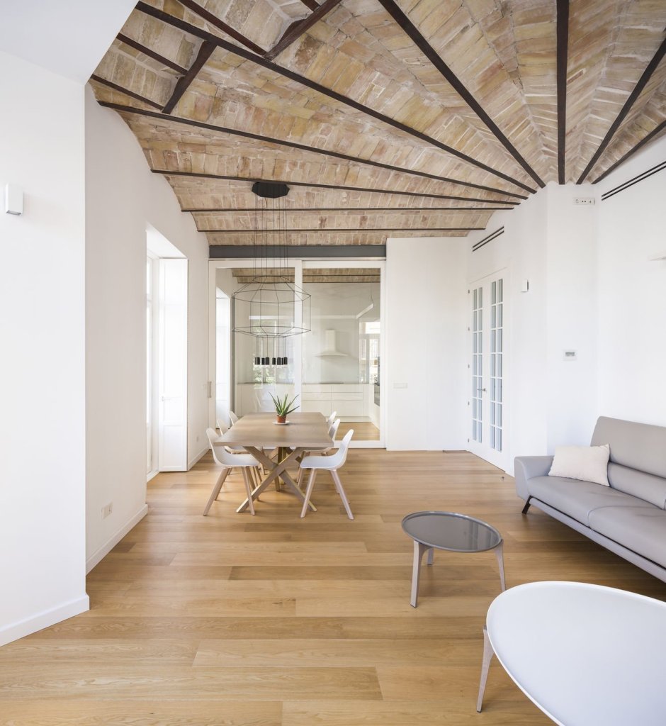 Потолок из досок лофт