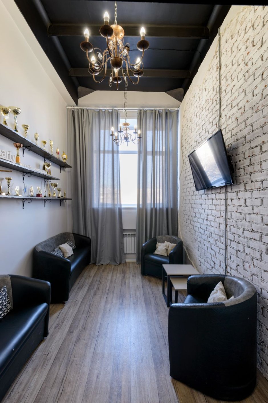 Черный потолок в стиле лофт