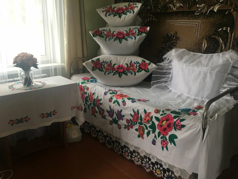 Деревенская кровать с подушками
