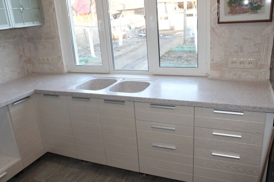 Белый кухонный гарнитур со столешницей из искусственного камня