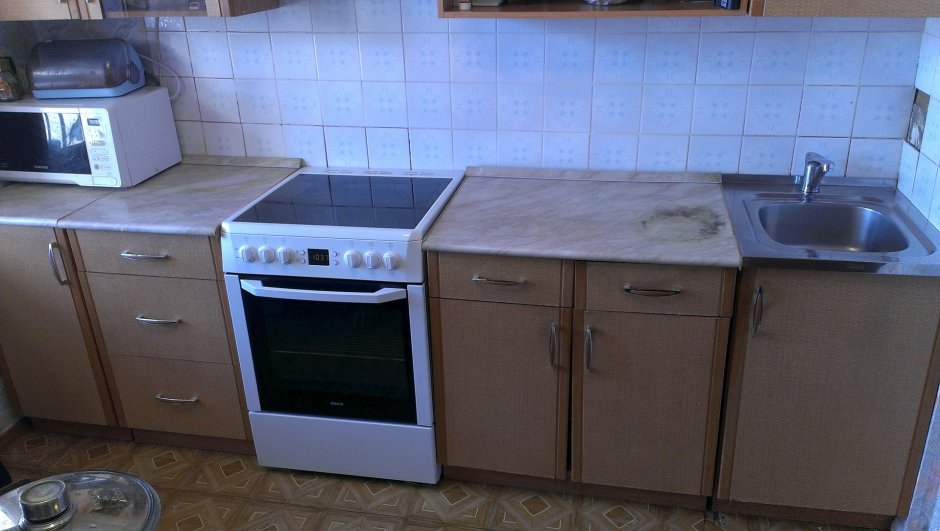 Отдельностоящая плита в кухонном гарнитуре