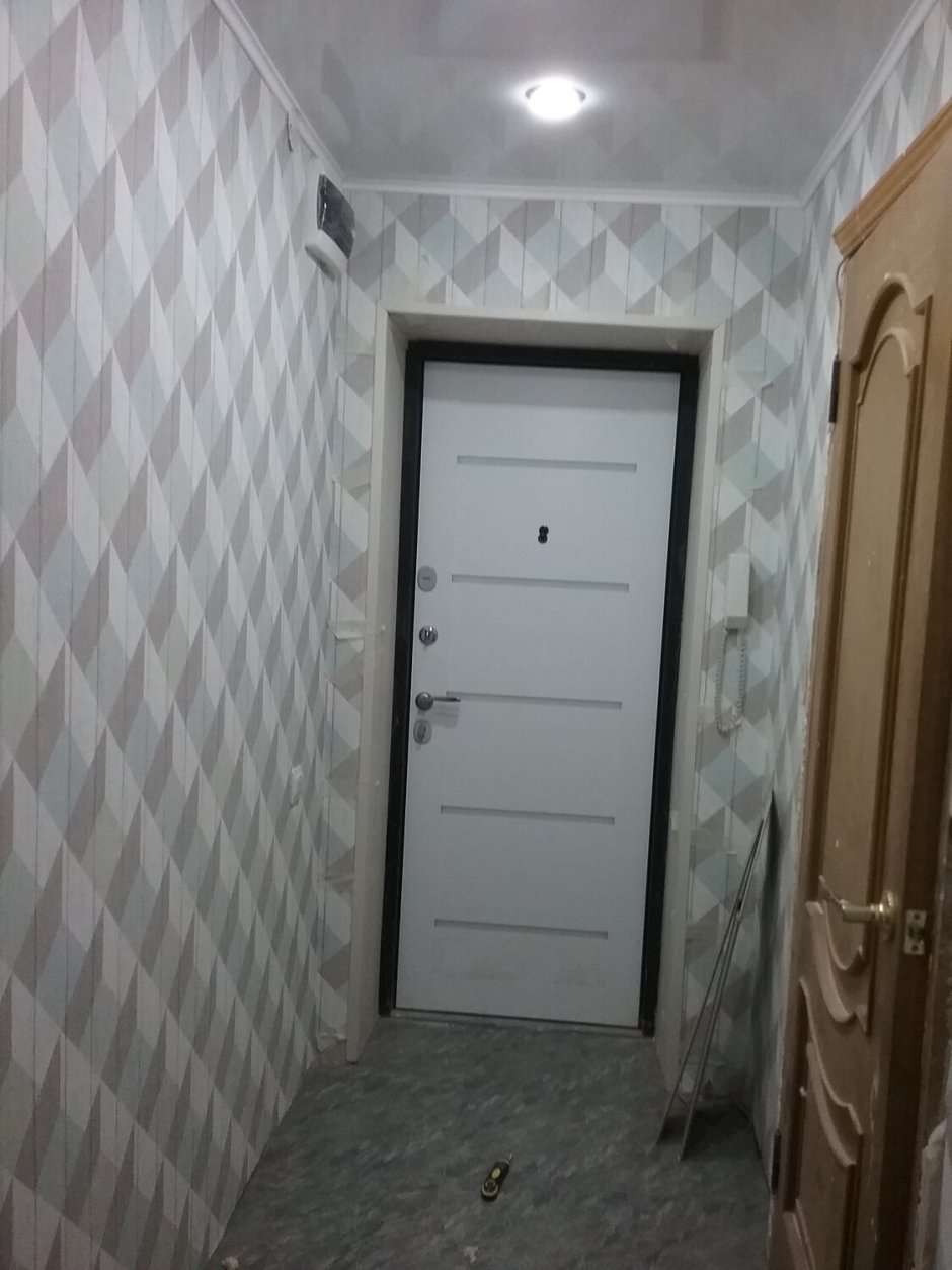 Пластик в коридоре на стенах