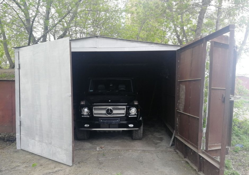 Небольшой металлический гараж