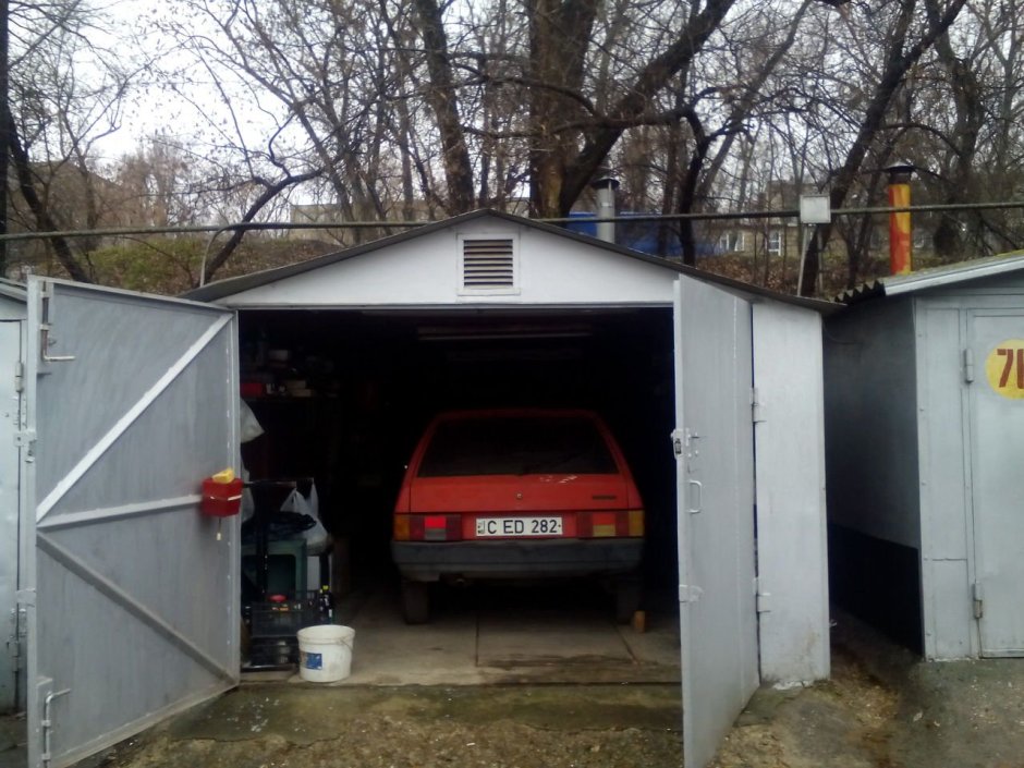 Вытяжка в металлическом гараже