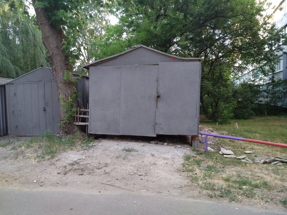Металлические гаражи во дворах