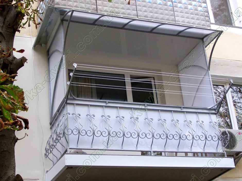 Открытый балкон с навесом