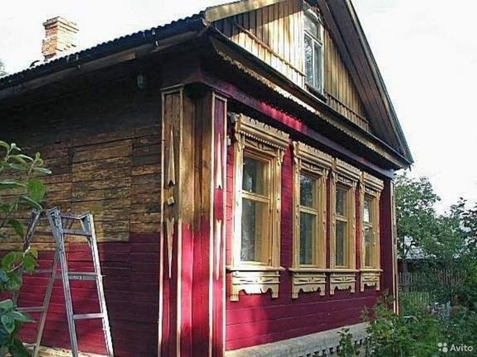 Покраска старого деревянного дома
