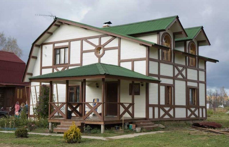 Фахверк с зеленой крышей