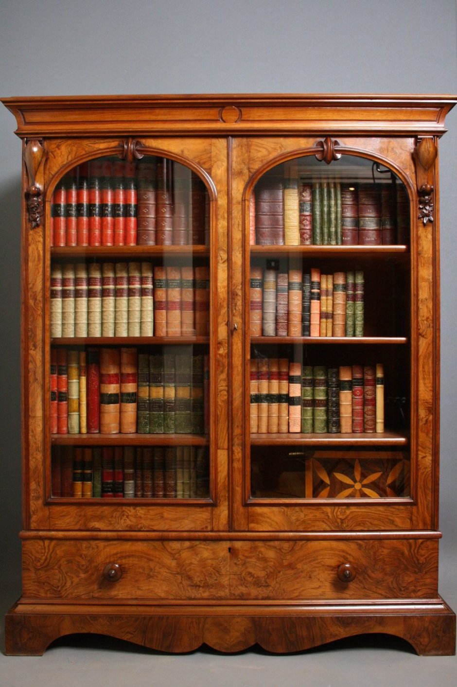Антикварный книжный шкаф