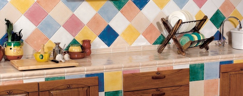 Интерьер кухни с плиткой Mainzu Ceramica estil Antic