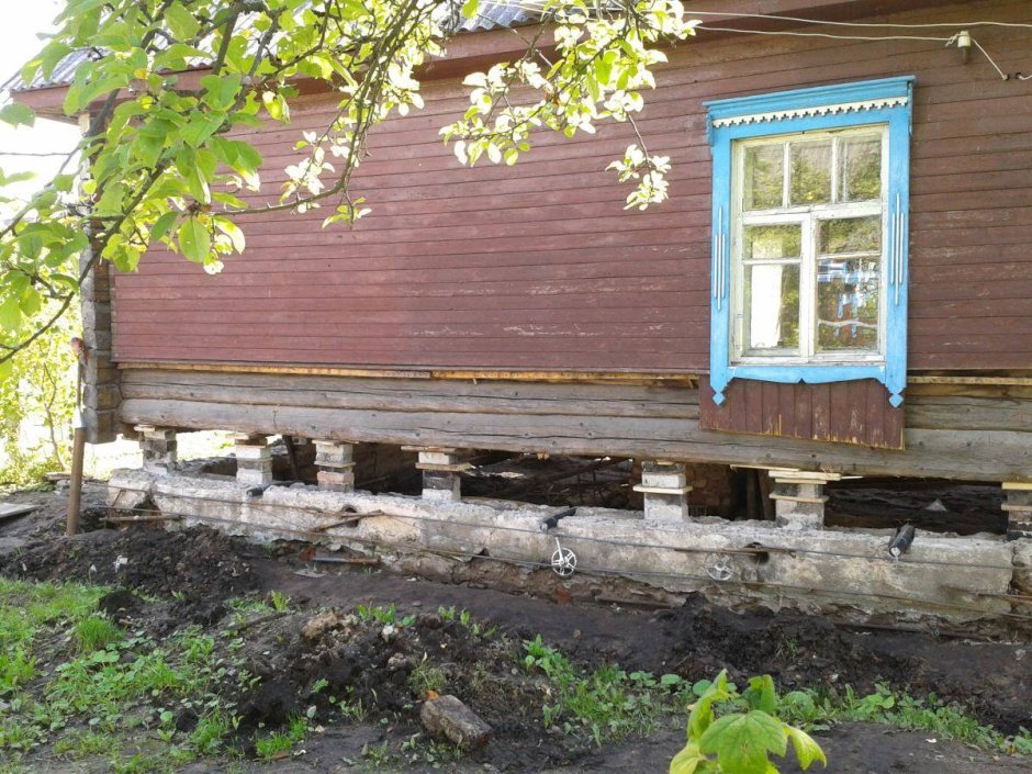 Поднятие старого деревянного дома
