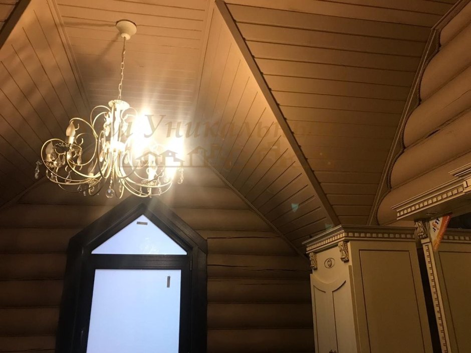 Потолочный плинтус в доме из оцилиндрованного бревна