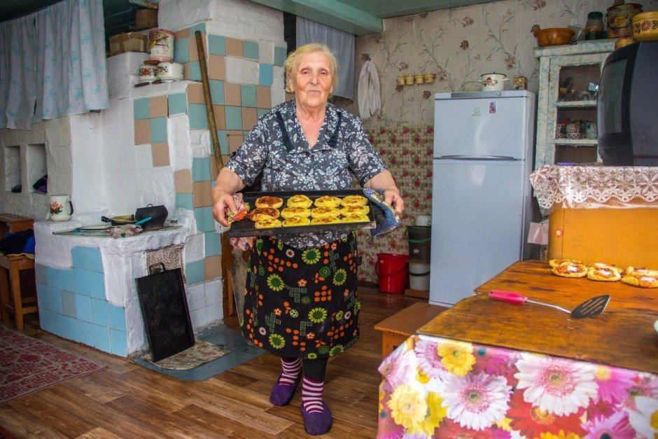 Бабушка в деревенском доме