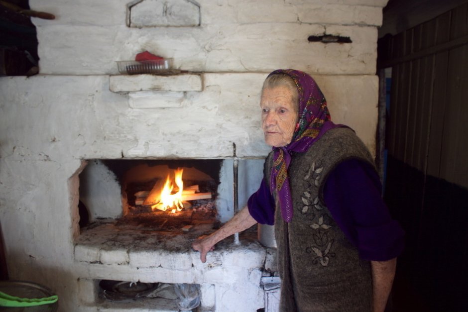 Сгорбившаяся бабушка
