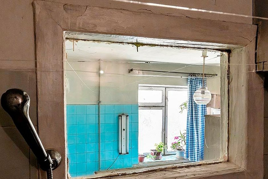 Окно между ванной и кухней