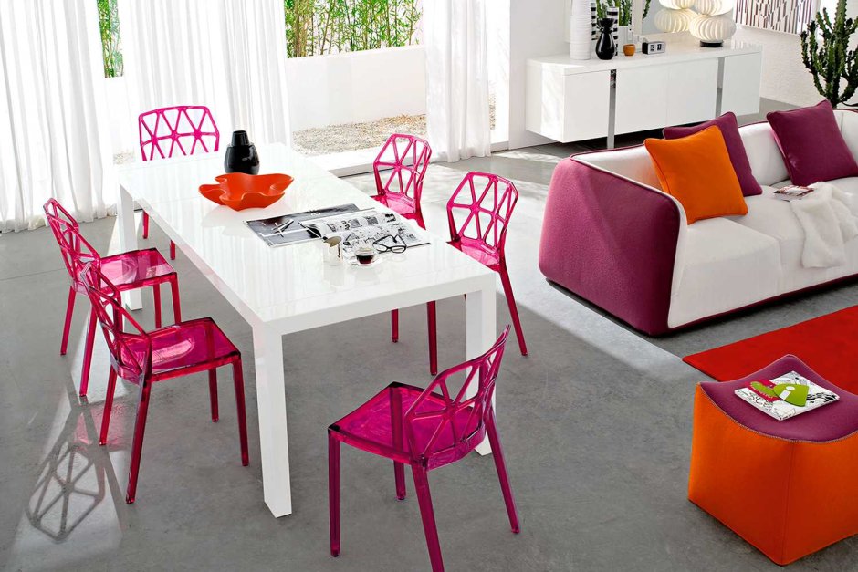 Стол с разноцветными стульями