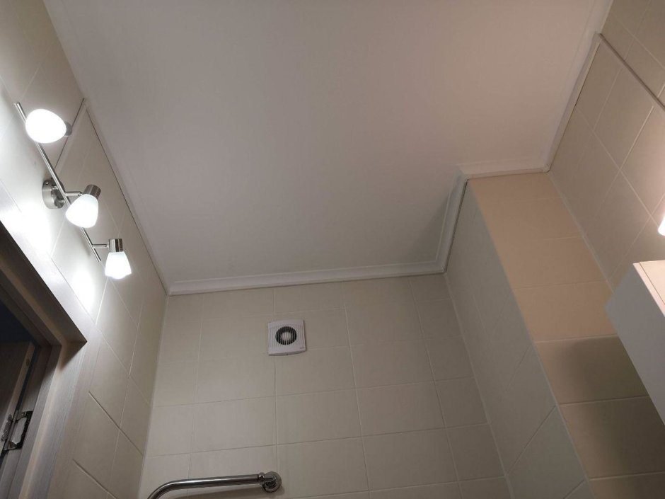 Светильник над дверью в ванной