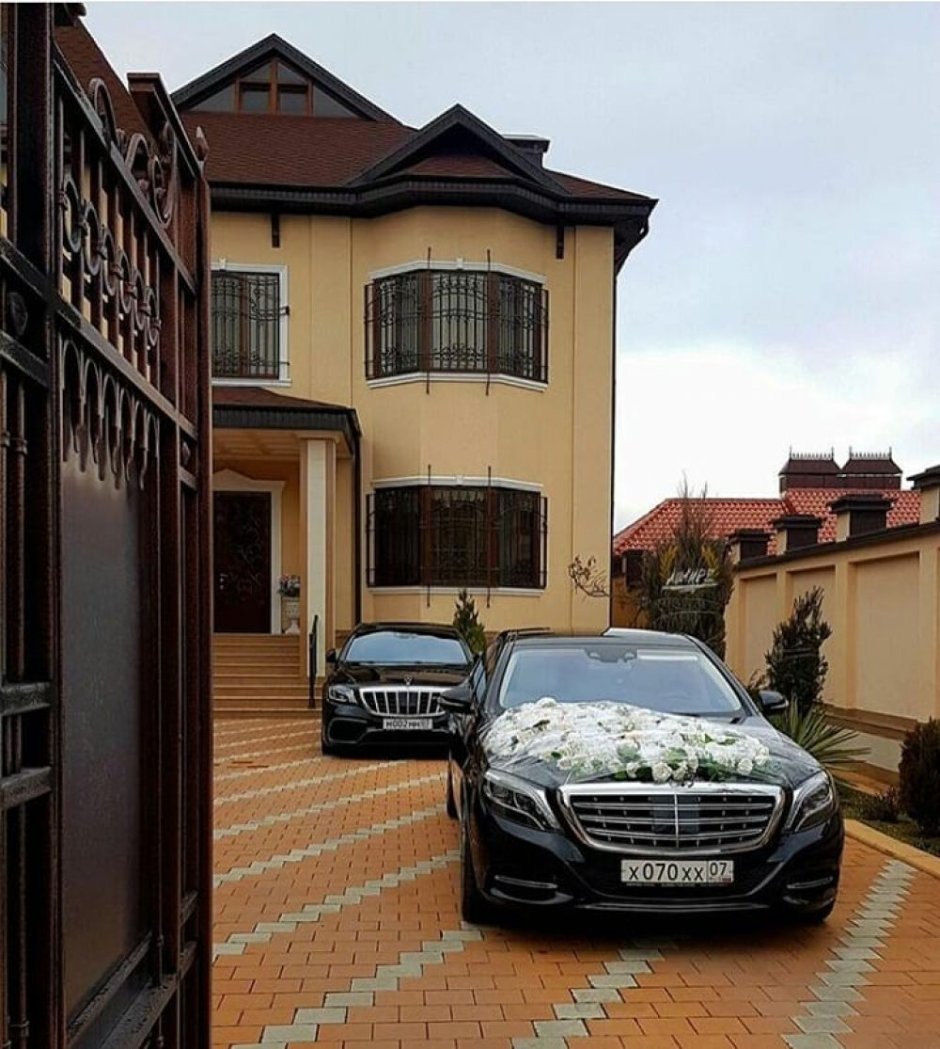 Красивый дом с автомобилем