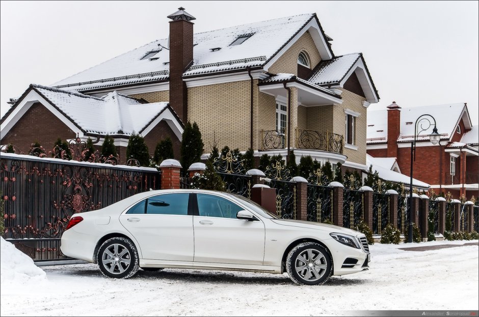 Автомобиль у дома