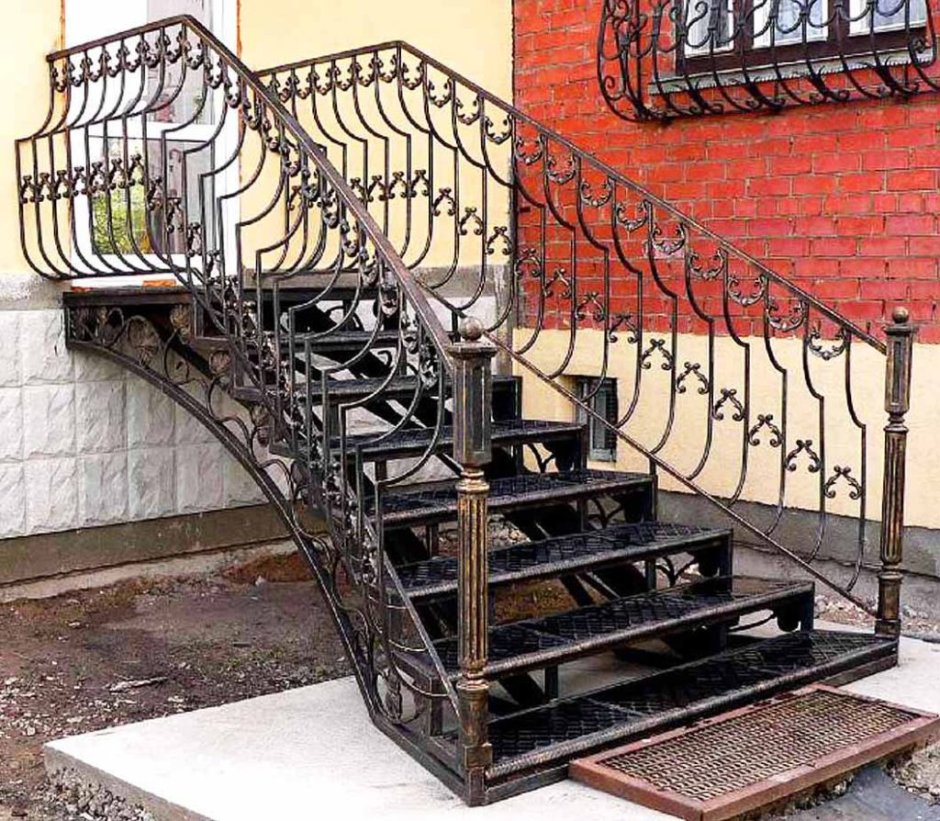 Уличная лестница из металла