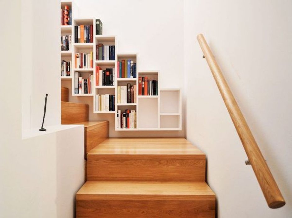 Книжная полка ступеньками