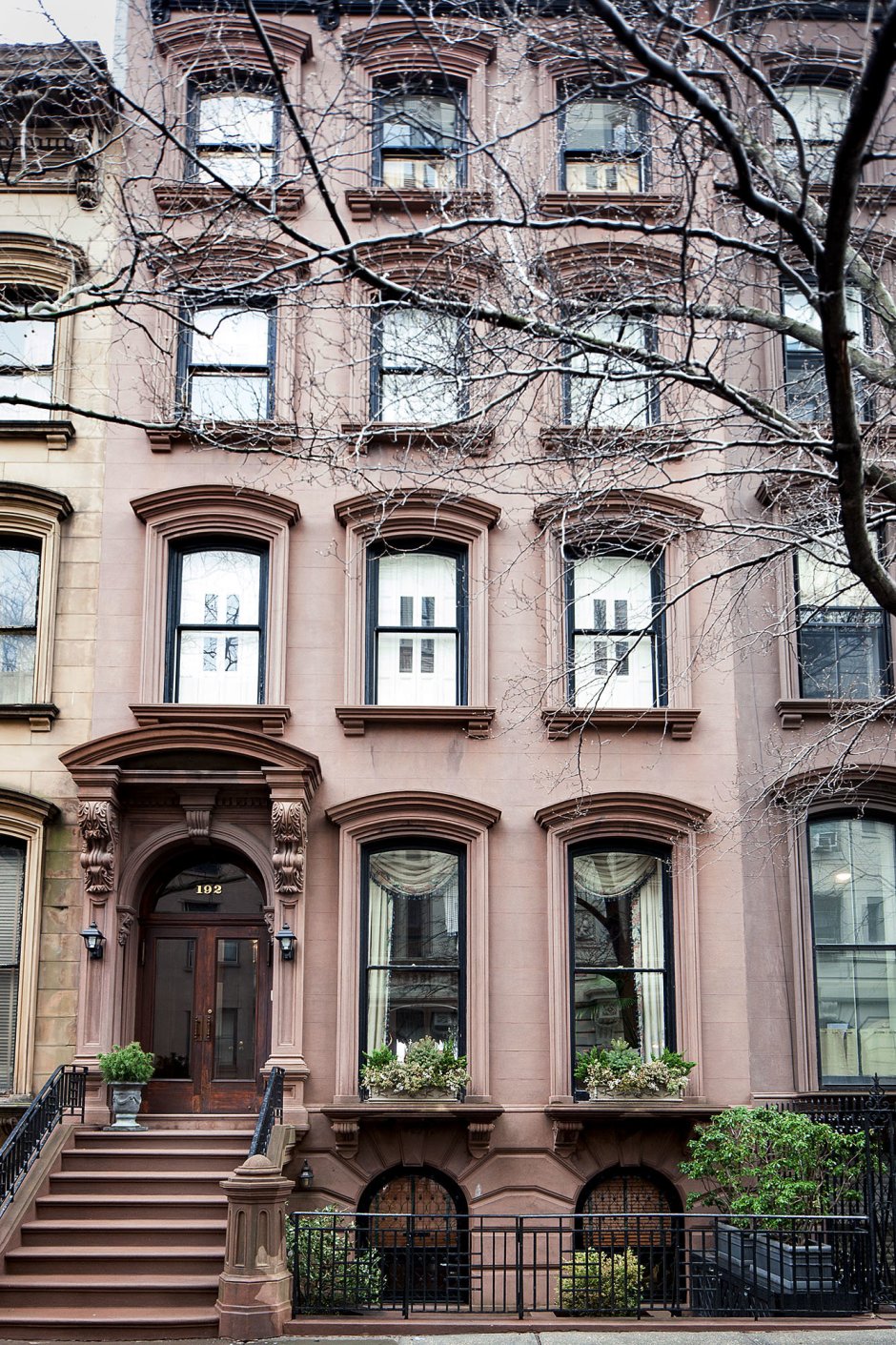 Нью-Йорке. Brownstones
