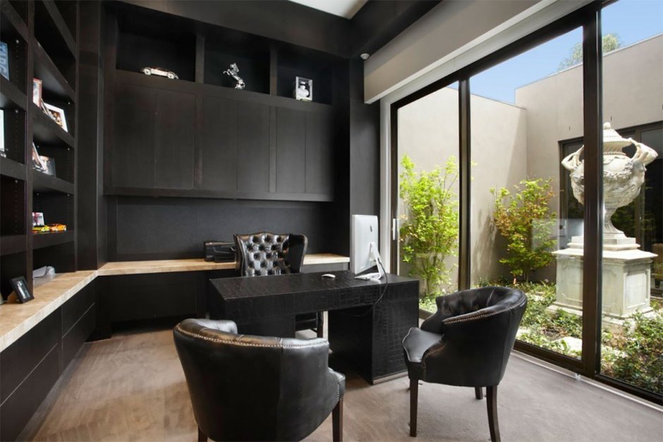 Интерьер кабинета в темных тонах