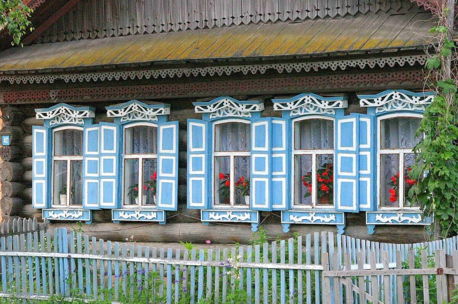 Деревенский домик со ставнями