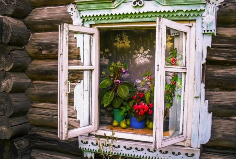 Окно в деревенском доме