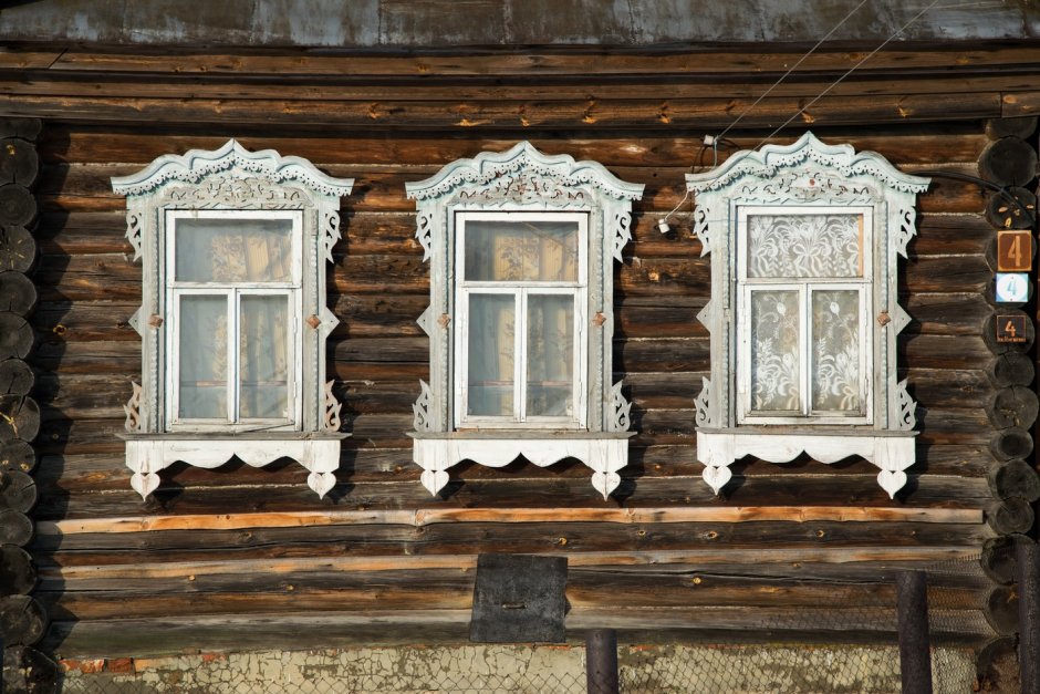 Деревенские окна с наличниками
