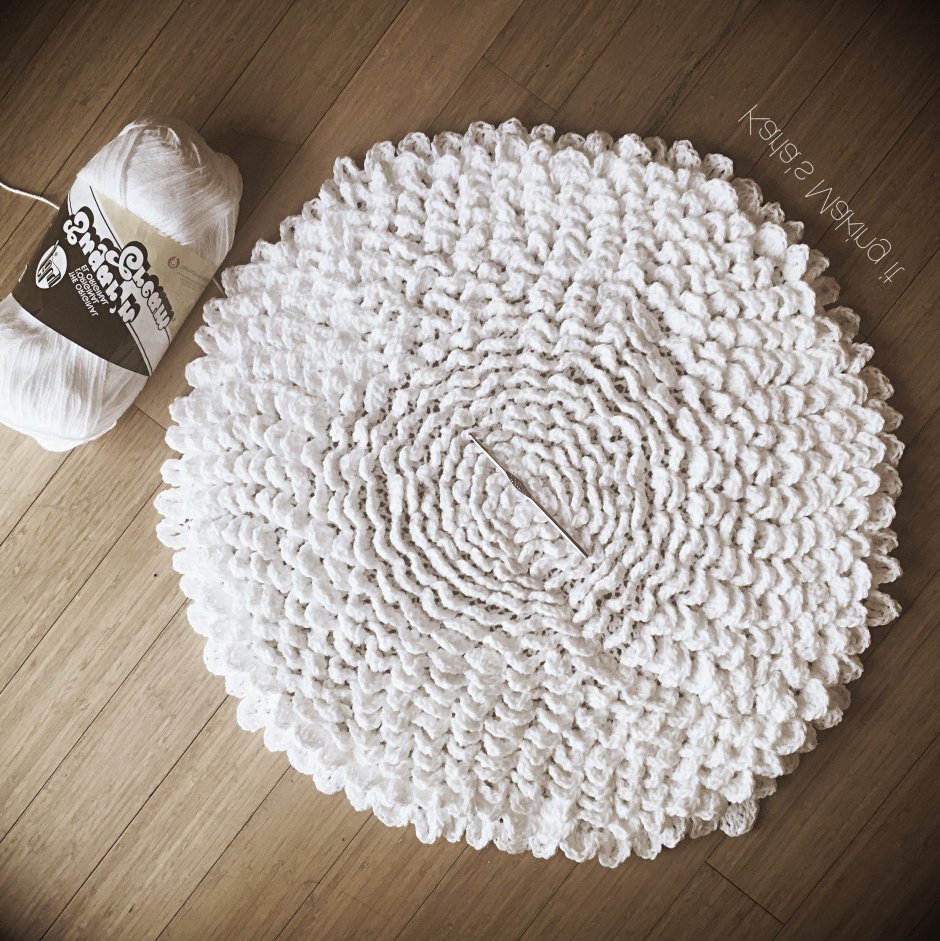 Коврик из пряжи с петельками