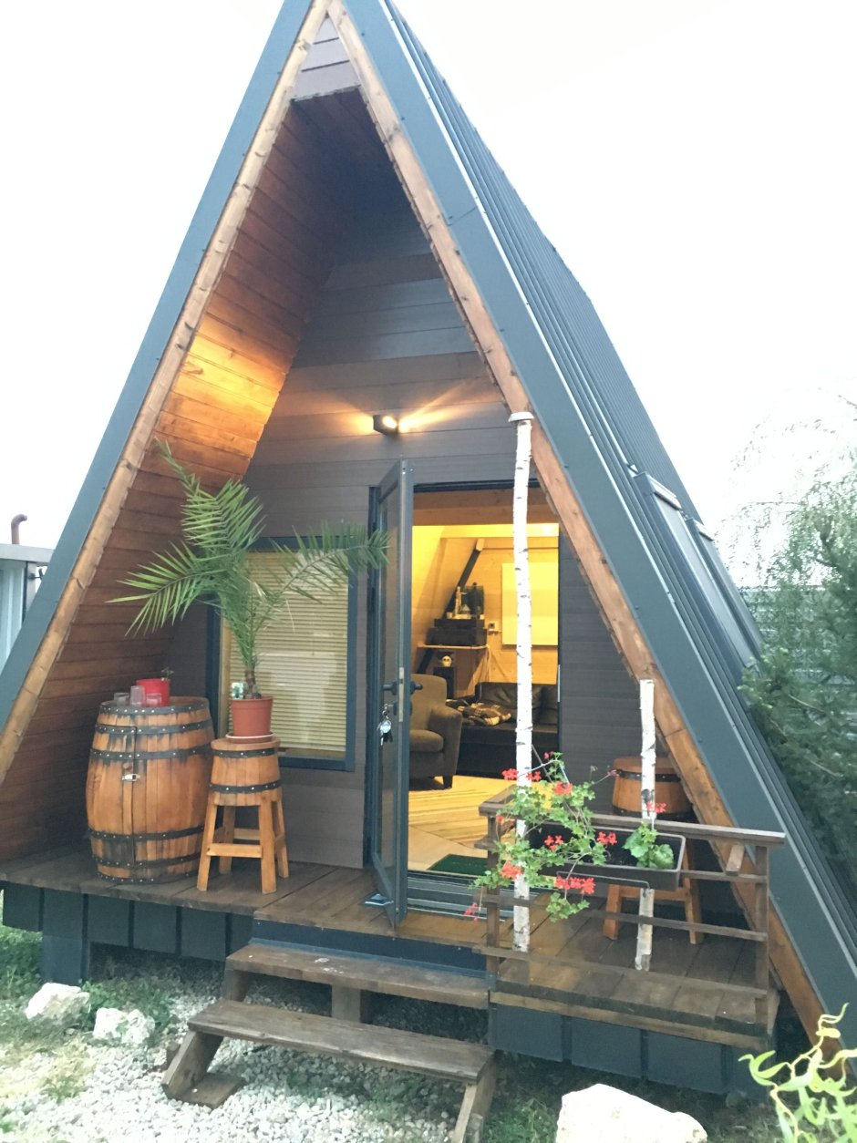 Треугольный домик для дачи